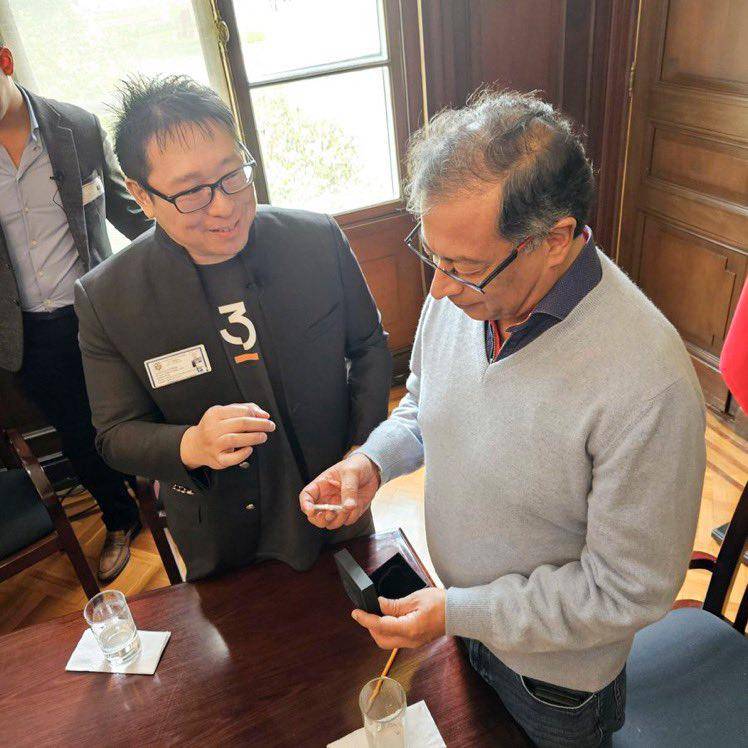El presidente Gustavo Petro recibió una porción de bitcóin de manos de Samson Mow, evangelizador de las criptomonedas. <b><span class="mln_uppercase_mln"> </span></b>FOTO<b><span class="mln_uppercase_mln"> Cortesía</span></b>