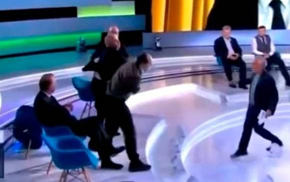 Momento de la pelea en el programa de televisión. FOTO CAPTURA DE VIDEO