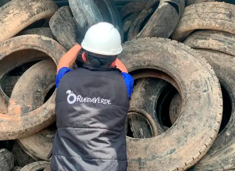 Aparte del aceite reciclado, la gente puede llevar llantas que ya no sirven y otros elementos de reciclaje. FOTO: CORTESÍA