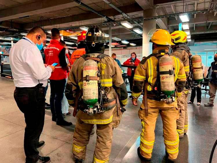 Cuerpos de bomberos adelantan mediciones de la calidad del aire al interior de la sede. Foto Cortesía
