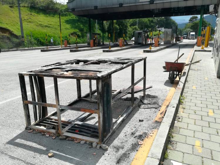 La infraestructura fue dañada como protesta por el cobro que ha sido criticado por los habitantes de los municipios del norte. Foto: Manuel Saldarriaga