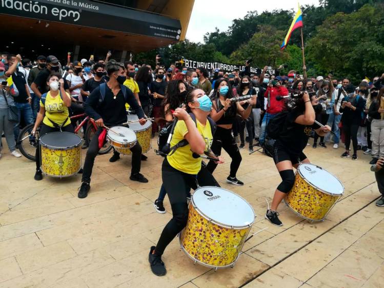 Músicos y artistas se congregaron en el Parque de los Deseos para continuar con las protestas de forma pacífica. Foto: Manuel Saldarriaga