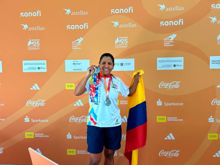 Festejando una de las múltiples medallas que alcanzó, con una sonrisa de satisfacción.