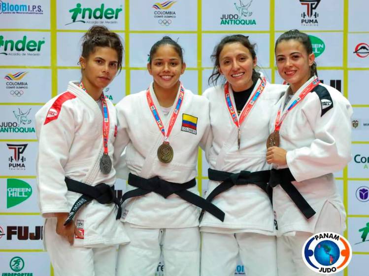 Erika Lasso, segunda de izquierda a derecha, se llevó el oro en el Open Panamericano de Medellín. FOTO fecoljudo