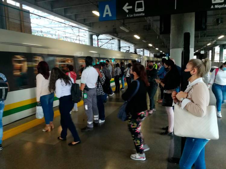 Durante dos semanas, el Metro operó con intervalos de 15 a 20 minutos entre Niquía y Acevedo, lo que afectó a unos 110 mil pasajeros y generó aglomeraciones en las estaciones y en los vagones. Foto Manuel Saldarriaga