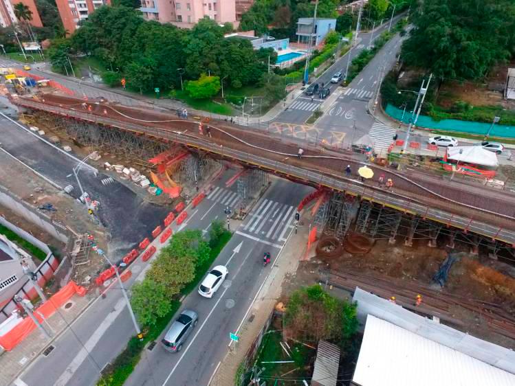 Con el cierre se permitirá la desinstalación de una serie de andamios para la construcción del puente sobre la avenida 34. FOTO CORTESÍA ALCALDÍA