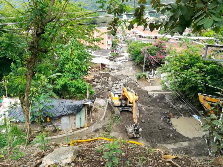 Los organismos de socorro de Antioquia atienden la emergencia provocada por la creciente de una quebrada en el Occidente del Departamento. Foto: Manuel Saldarriaga