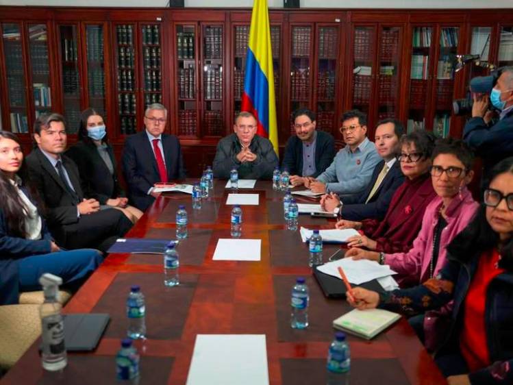 Estas son algunas de las reuniones entre expertos, el gabinete y la bancada de Gobierno para analizar el proyecto de desmantelamiento. Roy Barreras, Néstor Osuna, Iván Cepeda y Alfonso Prada fueron las fichas claves. FOTO cortesía