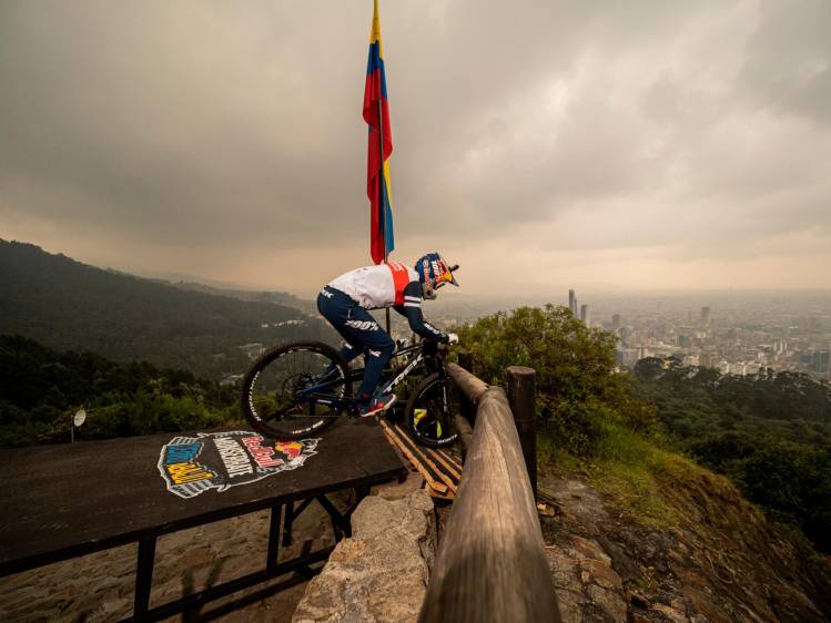 Pedro Burns (foto) compitió en Cerro Abajo Monserrate 2022 y lo hará este sábado en la Comuna 13. FOTO Cortesía Red Bull