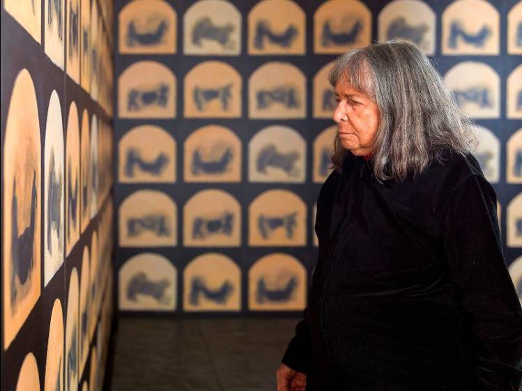 La maestra Beatriz González viendo su obra A Posteriori, de la exposición Bruma. Foto Cortesía Juan Barbero para la Dirección de Patrimonio Cultural Unal.