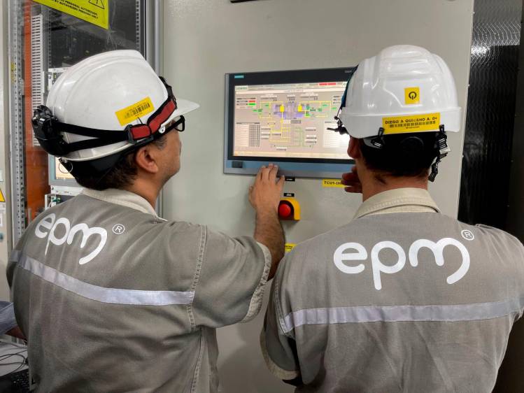 El personal de EPM estuvo al tanto de cada segundo en que estuvieron encendidas las turbinas. En los equipos estuvieron monitoreando las mediciones. Foto: Cortesía EPM 