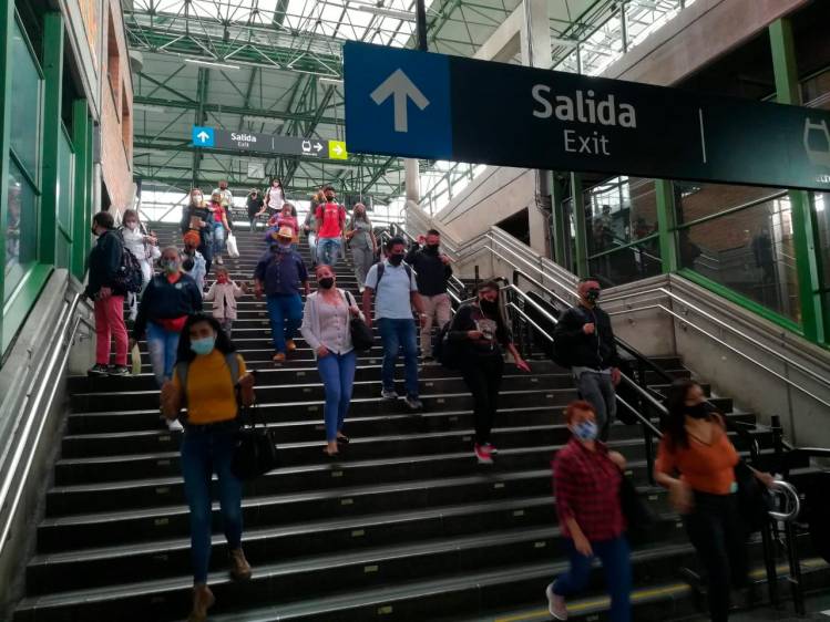 El metro anunció mayores controles para evitar contagios dentro del sistema. Foto Manuel Saldarriaga 