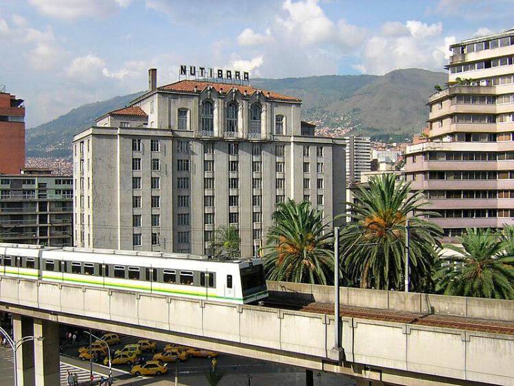 Las vistas del hotel son de las más conocidas del centro. En sus balcones la gente se fotografía con el conjunto de la Plaza Botero y la Estación Parque Berrío en el fondo. Fotos: Archivo.