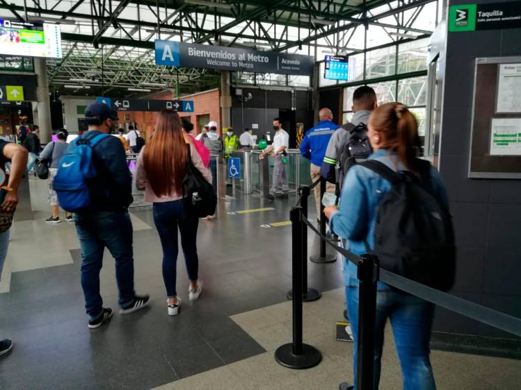Durante dos semanas, el Metro operó con intervalos de 15 a 20 minutos entre Niquía y Acevedo, lo que afectó a unos 110 mil pasajeros y generó aglomeraciones en las estaciones y en los vagones. Foto Manuel Saldarriaga