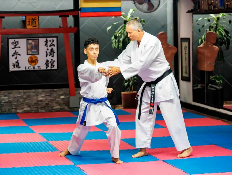 Barlaam Pizarro, con uno de sus alumnos durante un entrenamiento en el Instituto Colombiano de Karate Tradicional (ICKT), en San Juan, antes del Campeonato Nacional que se realizará este domingo en la Universidad de Medellín. FOTO CAMILO SUÁREZ