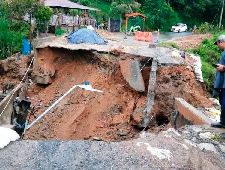 El desplome de la vía se llevó postes y árboles consigo. Foto: Cortesía Denuncias Antioquia. 