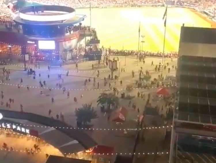 Captura de pantalla del momento en que los asistentes al partido evacúan el estadio.