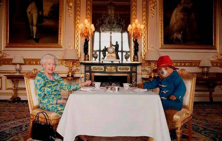 Isabel II tuvo “una estrecha relación” con el oso Paddington, ambos se divertían y hasta la acompañó en su Jubileo de Platino por sus 70 años de reinado. FOTO Cortesía