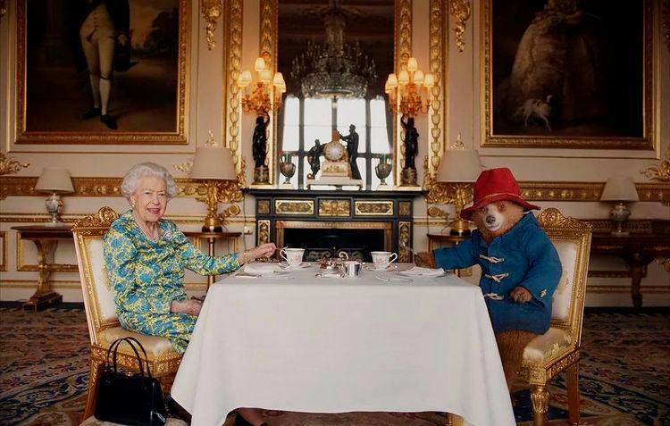 Esta no es la primera vez que se la ve actuando con personajes ficticios. Ya lo había hecho con James Bond. Foto: AFP