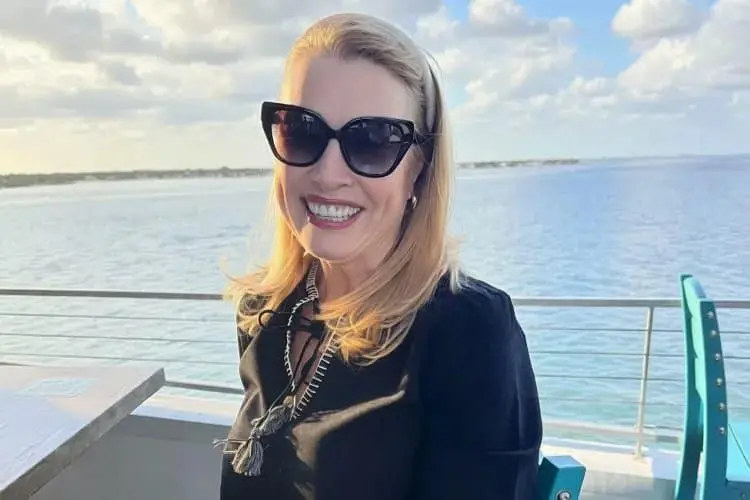 Eileen McGill Fox enfrenta múltiples tratamientos tras ser diagnosticada con tres tipos de cáncer asociados al VPH, luego de descubrir la infidelidad de su esposo. FOTO: Redes sociales. 