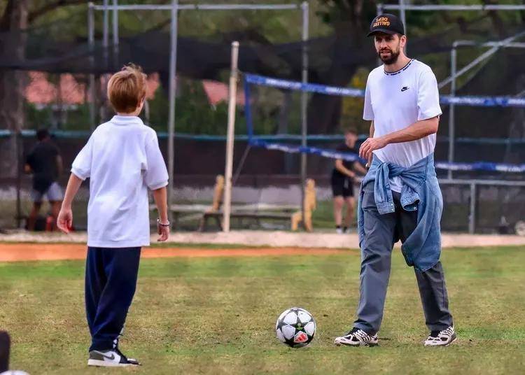 Gerard Piqué disfruta de una tarde de fútbol en Miami con sus hijos, Milan y Sasha, mientras Shakira continúa su exitosa gira por Latinoamérica. FOTO: The Grosby Group