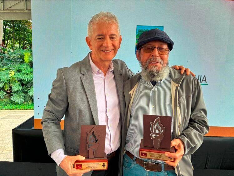 En la imagen aparecen Wilson Díaz, y el reportero gráfico Gabriel Buitrago. FOTO CORTESÍA ACORD ANTIOQUIA