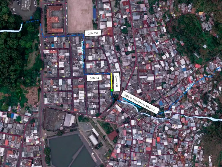 La línea azul discontinua corresponde a la quebrada La Máquina que pasa debajo de las vías. El verde y la línea amarilla es la canalización afectada que se encuentra en medio de trabajos de limpieza y recuperación. FOTO CORTESÍA