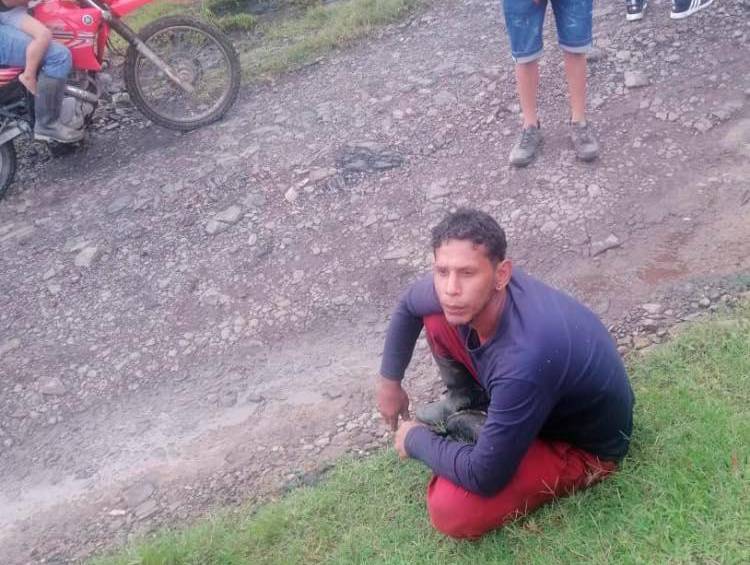 El hombre fue sacado de una escuela con intermediación de un sacerdote de la iglesia católica. FOTO FACEBOOK Ecolecuá