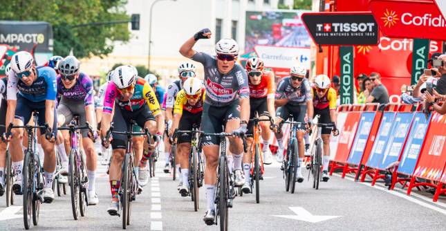 Jasper Philipsen festejando su triunfo en la etapa 8 de la Vuelta España. FOTO @LAVUELTA
