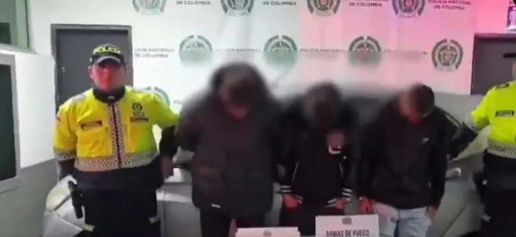 Los tres capturados fueron interceptados en Tunjuelito tras un operativo de la Policía; uno de ellos cumplía detención domiciliaria con brazalete electrónico del INPEC. FOTO: Captura de video. 