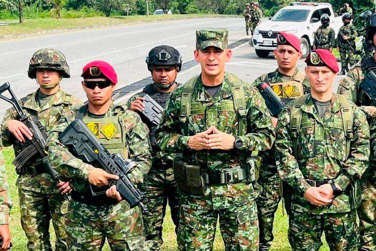 Coronel Jorge Niño Saavedra, comandante del batallón Pedro Nel Ospina, adscrito a la Cuarta Brigada del Ejército (de dedos juntos). FOTO: Cortesía