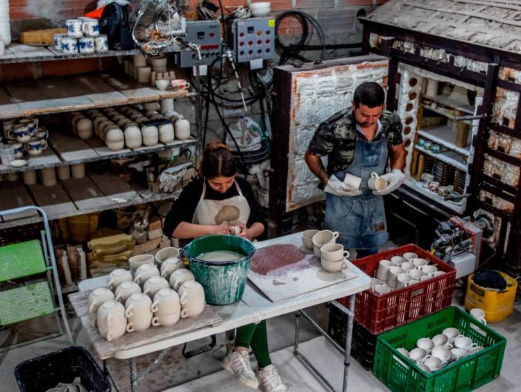 Diego en el lugar donde están los hornos y se hace el lavado de las piezas. FOTO Julio César Herrera