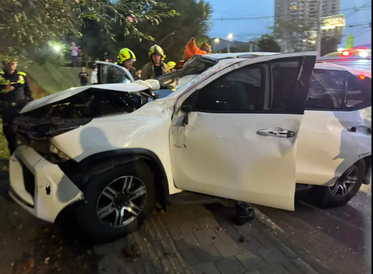 Así quedó la camioneta del precandidato. Perdida total. Imagen: Daniel Palacios vía X.