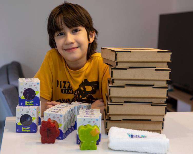 Este niño de 6 años se hizo millonario abriendo sus juguetes en   (VIDEOS)