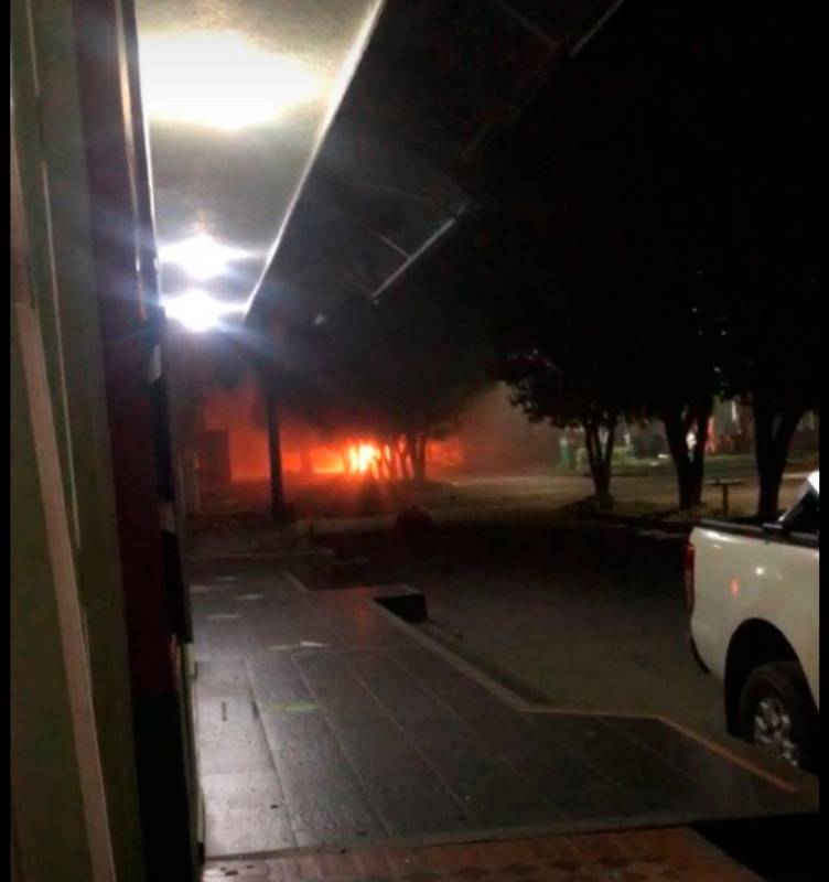 El hecho ocurrió a pocos metros de una tradicional sede de las organizaciones sociales de Centro Oriente de Saravena. Personal de estas entidades fueron las que alertaron sobre la explosión de una camioneta blanca hacia la medianoche. FOTO COLPRENSA