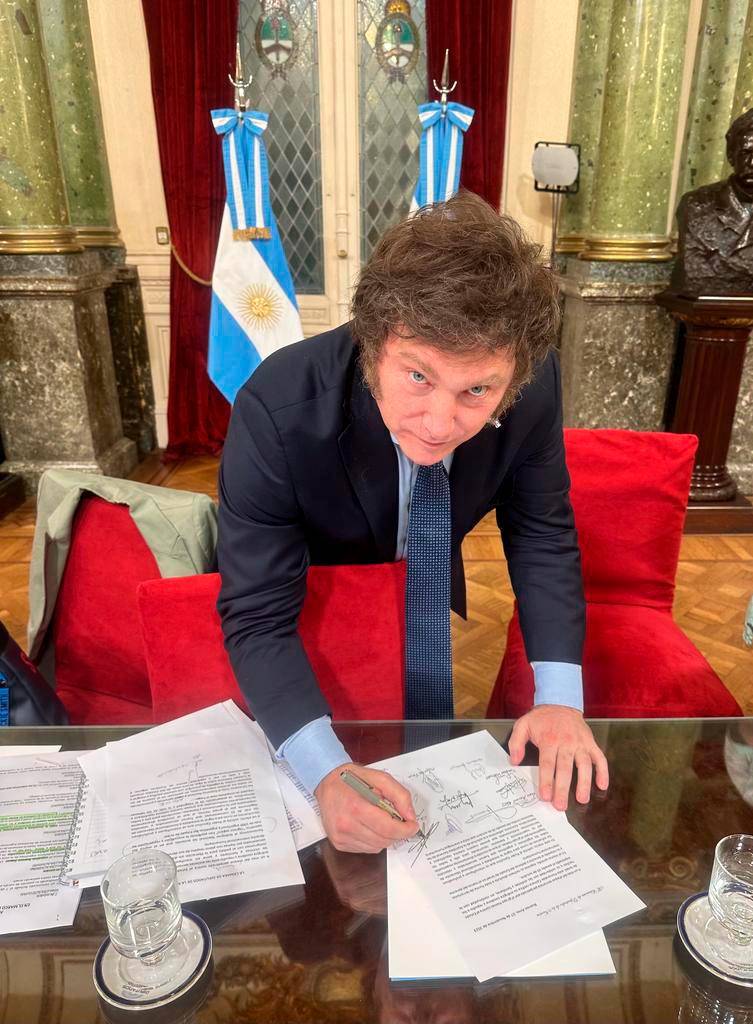 Javier Milei confirma que cerrará el Banco Central de Argentina. FOTO CORTESÍA.