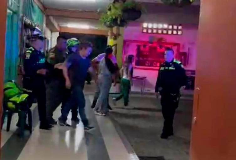 Así fue cómo se produjo la evacuación del docente de la Institución Educativo Lucrecio Jaramillo Vélez el 5 de mayo de 2023, luego de ser señalado de cometer abuso sexual en contra de sus estudiantes. FOTO: CORTESÍA