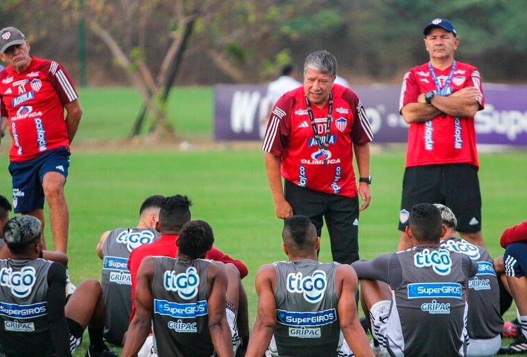Bolillo Gómez, de 67 años de edad, suma cinco meses al frente del Junior de Barranquilla. FOTO COLPRENSA