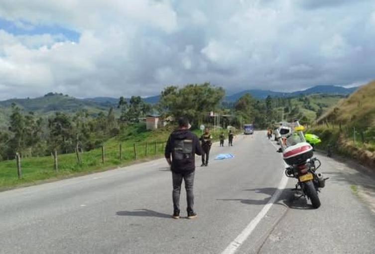 La muerte del joven ciclista ocurrió en el sector conocido como La Variante, una zona rural del municipio de Yarumal, donde residentes alertaron al Cuerpo de Bomberos tras presenciar el incidente. FOTO: BOMBEROS YARUMAL
