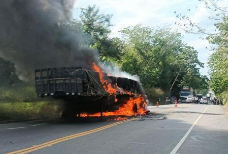 Así quedó el tractocamión después de recibir el impacto del motociclista. FOTO Cortesía. 
