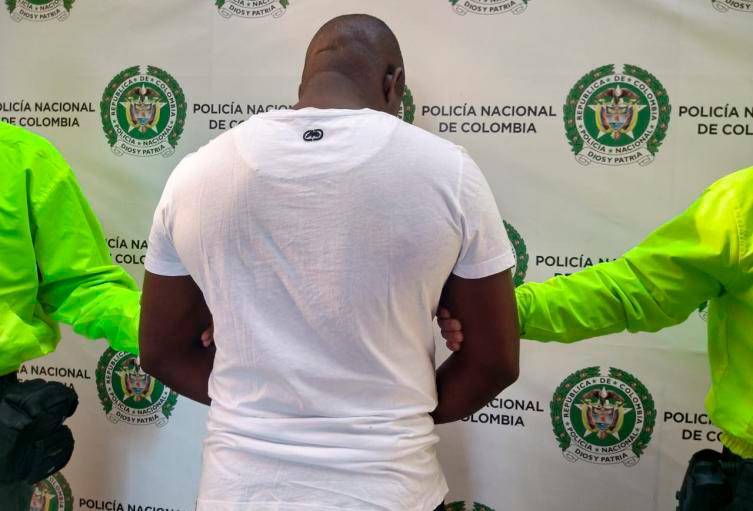 La imagen corresponde a la captura de Wiston Antonio Mosquera Mosquera, alias “Mechas”, a finales de enero de 2020 al ser señalado de tener vínculos con bandas delincuenciales del Chocó. FOTO: CORTESÍA POLICÍA METROPOLITANA