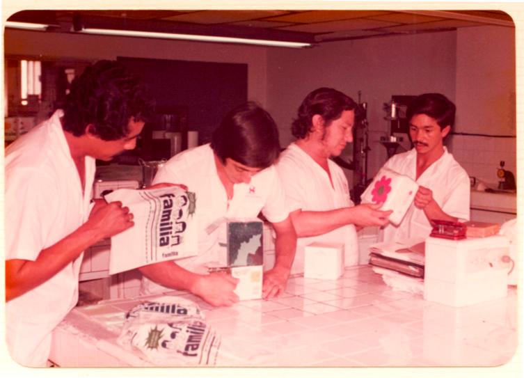 La línea de producción de Familia era manual con trabajadores que empacaban servilletas y rollos de papel higiénico. Esos fueron los primeros productos de la empresa. FOTO Cortesía