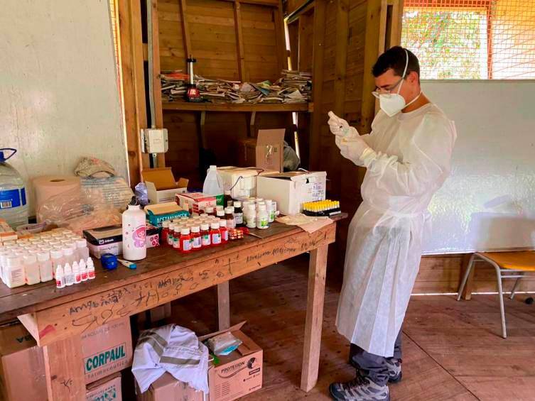 Desde hace dos meses, ocho equipos médicos recorren las selvas de Urrao buscando contener un brote de tosferina que está afectando a las comunidades indígenas. FOTO: Cortesía Gobernación de Antioquia