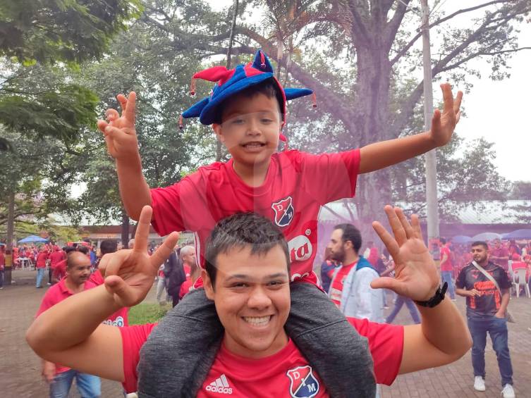 Los aficionados del DIM llegan en familia al Atanasio Girardot para vivir los primeros 90 minutos de la final ante Pereira. FOTO JAIME PÉREZ