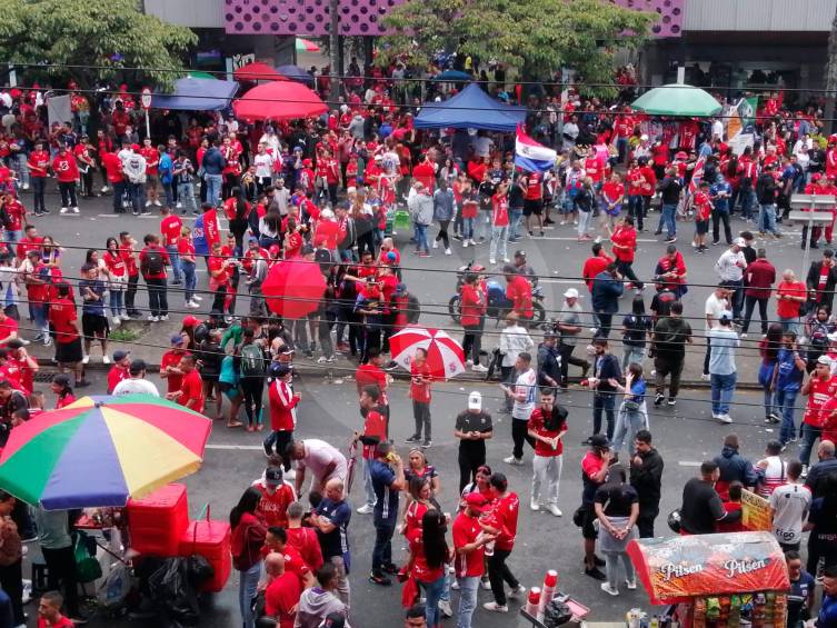 Se espera que sea una fiesta roja en el Atanasio. Los hinchas ya están ingresando al estadio para el duelo que arrancará a las 6:00 de la tarde. FOTO MANUEL SALDARRIAGA