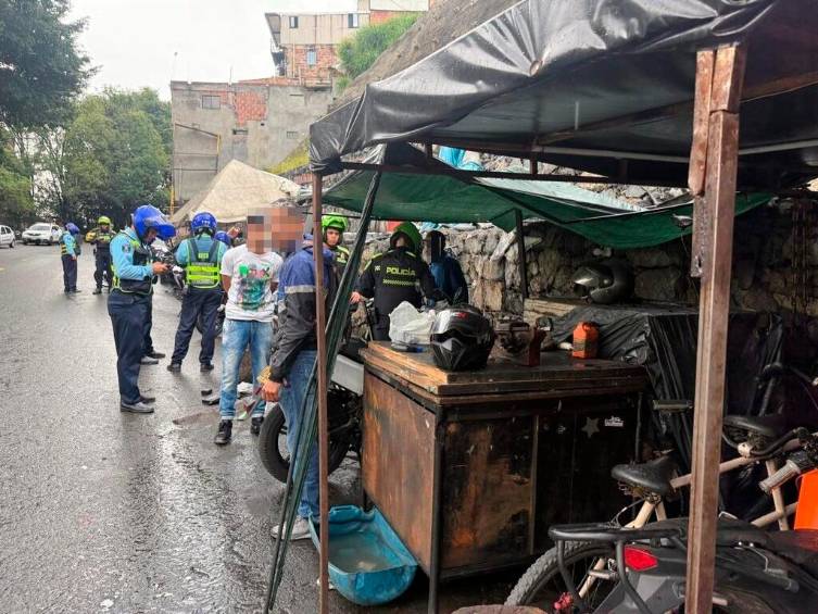 Operativo en Manrique terminó con carros y motos inmovilizados y el desmonte de carpas que mecánicos tenían en vía