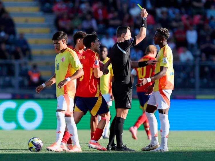 Este es el momento en el que Néiser Villarreal recibe tarjeta amarilla y por ello, se pierde el duelo de semifinal del Mundial Sub 20. FOTO TOMADA X@FIFAWorldCup