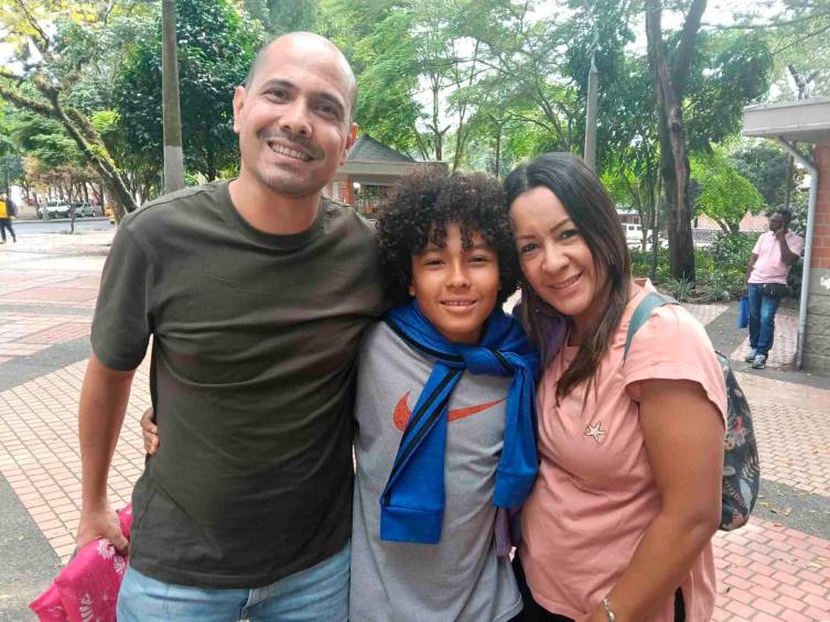 Danilo junto a su esposa y su hijo, también llegaron temprano para ingresar al Cincuentenario y presenciar el duelo entre Águilas y Pasto. FOTO EL COLOMBIANO