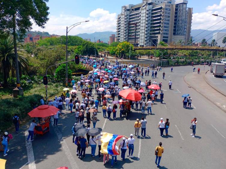 El Plan Nacional de Desarrollo y la reforma a la salud son algunos de los documentos que defienden los marchantes. FOTO MANUEL SALDARRIAGA 