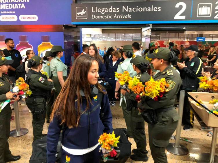 Las jugadoras de Brasil y Francia llegaron a Medellín para la disputa del Mundial Femenino Sub-20. FOTO CORTESÍA ALCALDÍA DE MEDELLÍN 